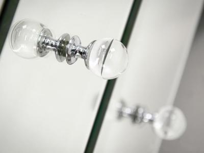 Прикроватная тумбочка зеркальная